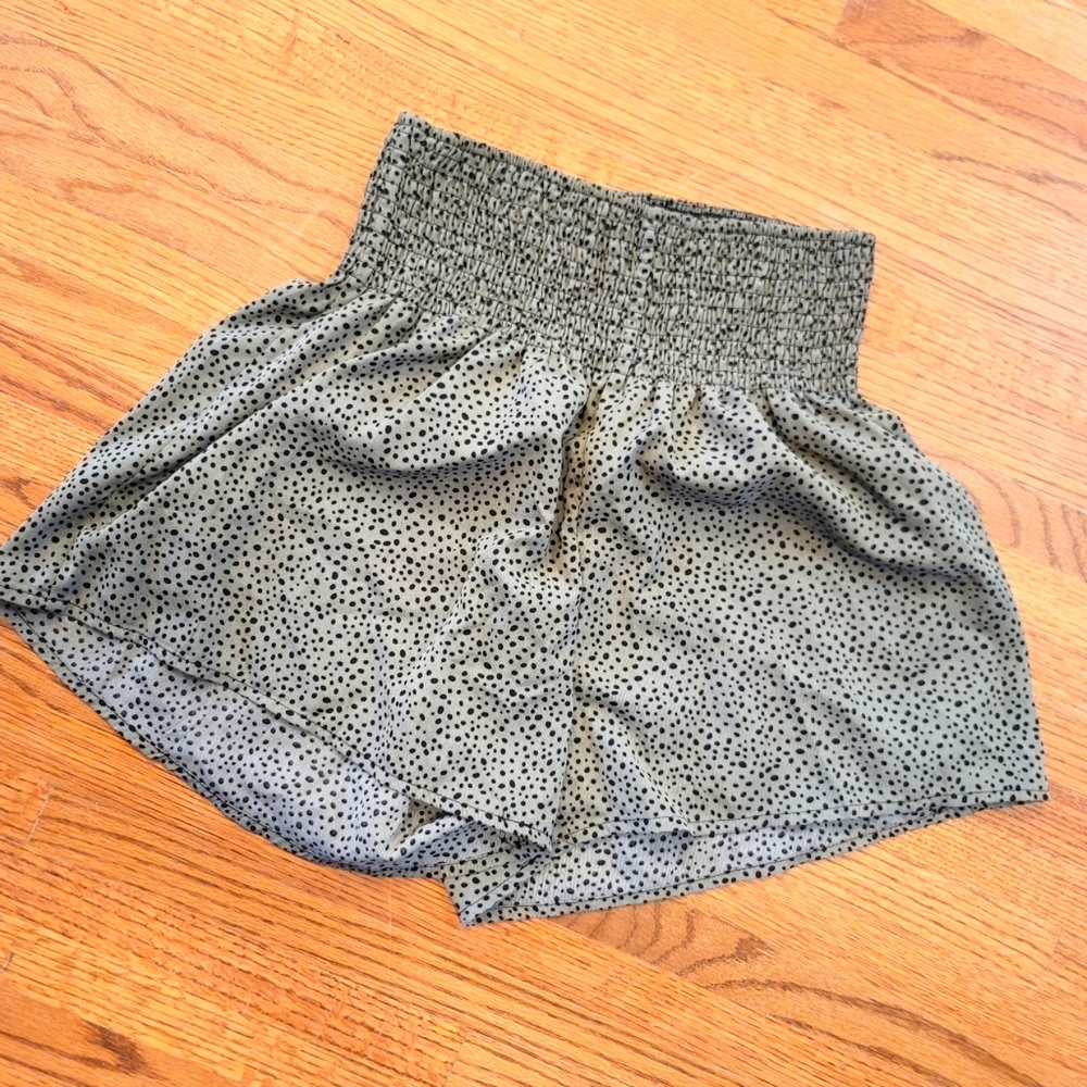 NEW Smocked waist lightweight black & tan loosefit shorts Shein